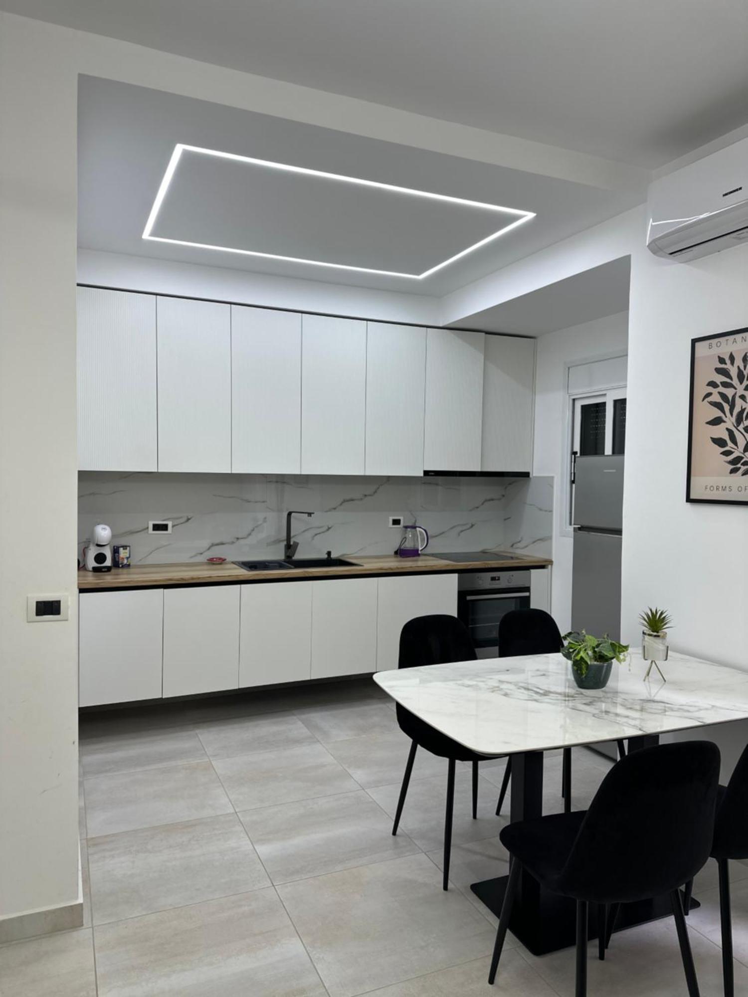 Lungomare Luxury Sea View Apartaments Vlore Exterior photo